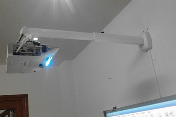 Lắp đặt màn chiếu treo trần hoặc tường