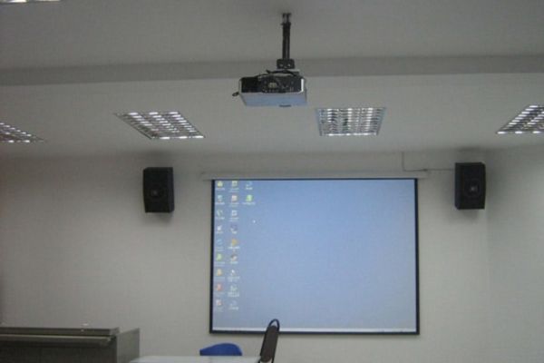 Lắp đặt máy chiếu và màn chiếu