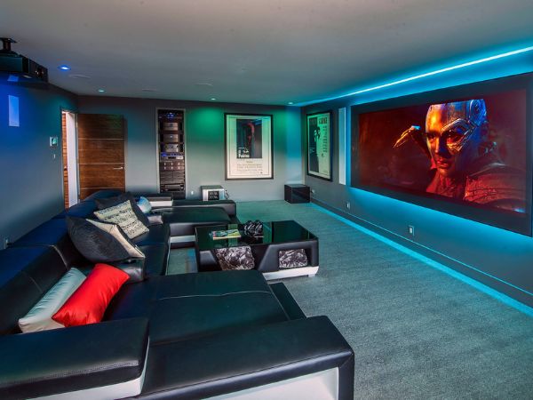 Hình ảnh chiếu qua màn chiếu sẽ sắc nét, hấp dẫn hơn