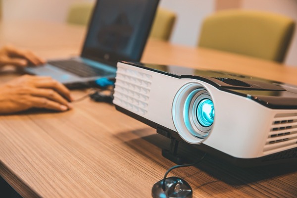 Cách kết nối laptop với máy chiếu qua HDMI đơn giản